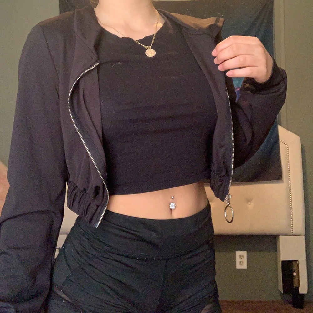 Black cropped zip up🥂
